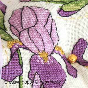 Biscornu iris violet (détail), broderie point de croix, création Faby Reilly