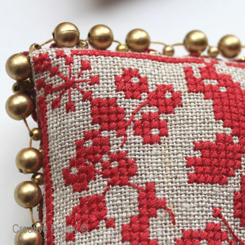 un galon avec des perles pour la finition de vos décorations de Noël brodées