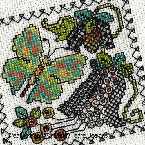 Petits motifs de Blackwork aux papillons broderie point de croix, création Lesley Teare, zoom3