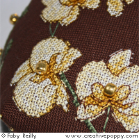 Biscornu Orchidée dorée - grille point de croix - création Faby Reilly (zoom 2)