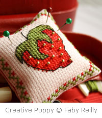 Petite Faby - Coussin pique-aiguilles fraise - grille point de croix - création Faby Reilly