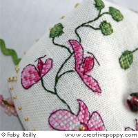 Biscornu Orchidée prune - grille point de croix - création Faby Reilly (zoom 2)