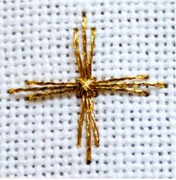 un point de croix triple en fil métallisé doré 