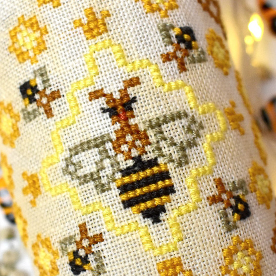 La reine des abeilles, grille de point de croix par Kateryna, Stitchy Princess, zoom 1