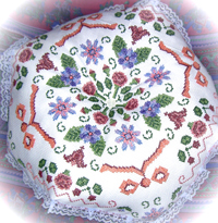 Nouveau: Florabella, un biscornu composé de motifs fleurs romantiques.