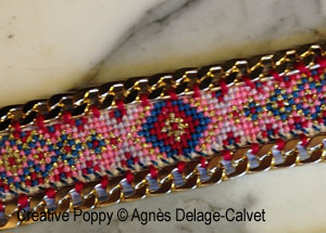 Agnès Delage-Calvet -  Bracelet gourmette brodé modèle de bijou à broder au point de croix (zoom 3)