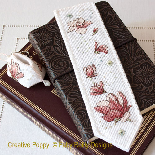 Marque-pages magnolia, grille de broderie, création Faby Reilly