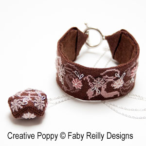 Bijoux brodés, pendentif et bracelet, grille de broderie, création Faby Reilly