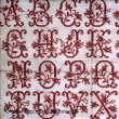 <b>Alphabet ancien aux roses</b><br>transposé au point de croix <br>par <b>Muriel Berceville</b>