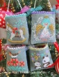 <b>Petits sachets-décorations de Noël</b><br>grille point de croix<br>création <b>Gera! Kyoko Maruoka</b>