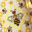 Kateryna - Stitchy Princess - La reine des abeilles, détail 1 (grille point de croix)