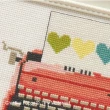 Tiny Modernist - La machine à écrire rose, zoom 1 (grille de broderie point de croix)