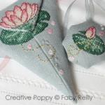 Etui ciseaux et breloque Lotus rose - grille point de croix - création Faby Reilly (zoom 5)
