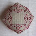 Biscornu monochrome rouge (et gri-gri) - grille point de croix - création Marie-Anne Réthoret-Mélin (zoom 2)