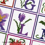 Lesley Teare Designs - Alphabet floral, détail 3 (grille point de croix)