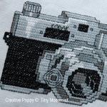 Tiny Modernist - L\'appareil photo vintage, zoom 1 (grille de broderie point de croix)